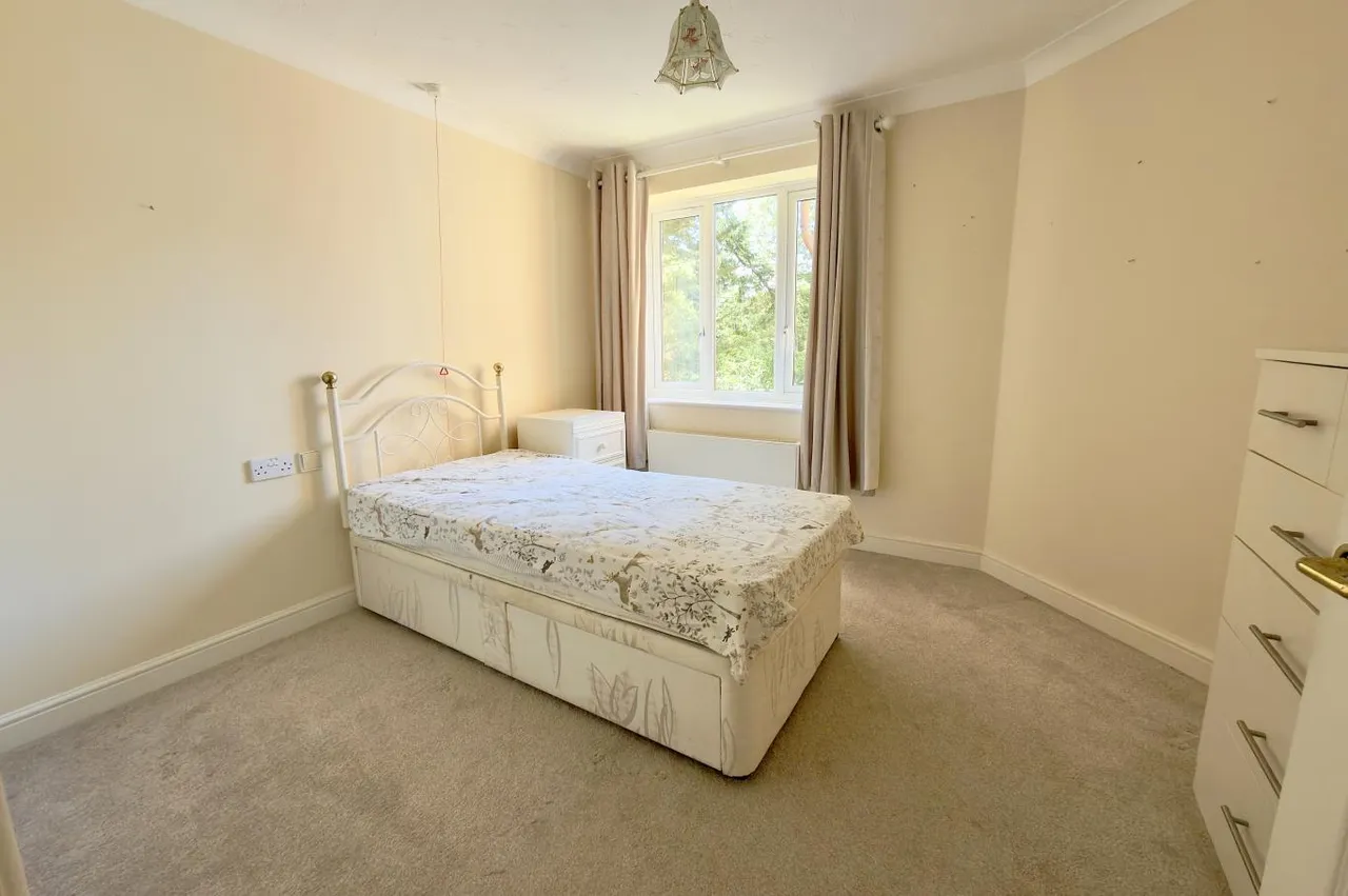 Melton Court, BH13, photo 7