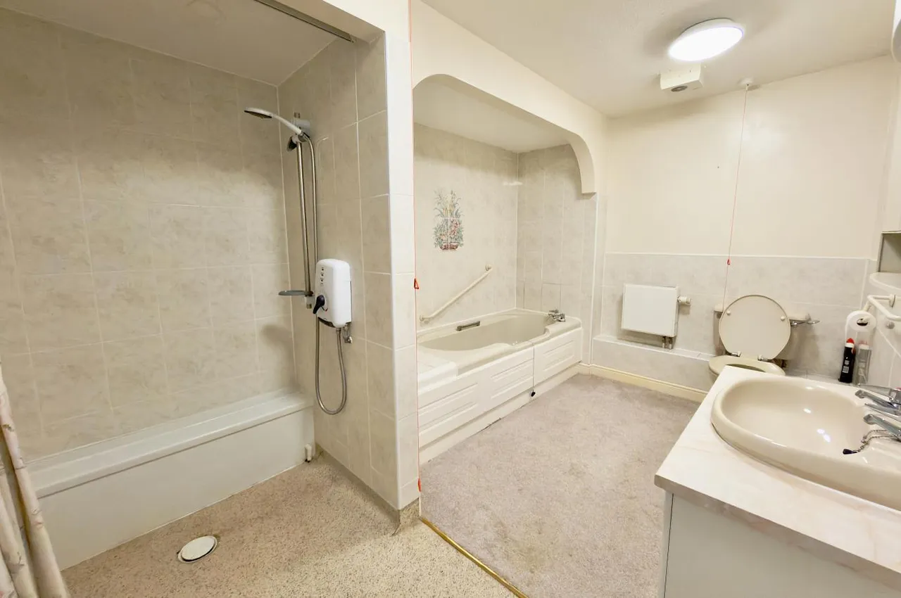 Melton Court, BH13, photo 8