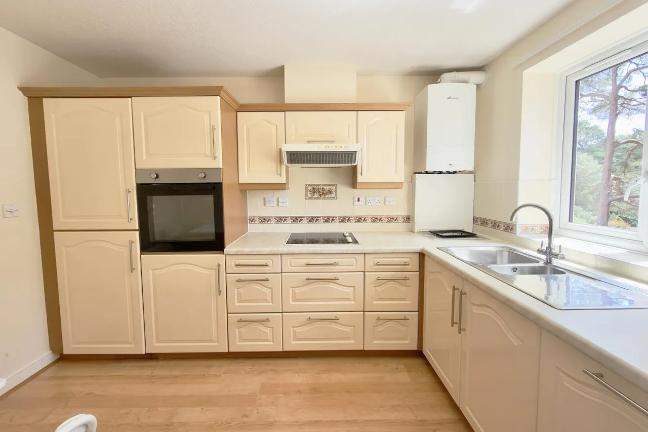Melton Court, BH13, photo 3
