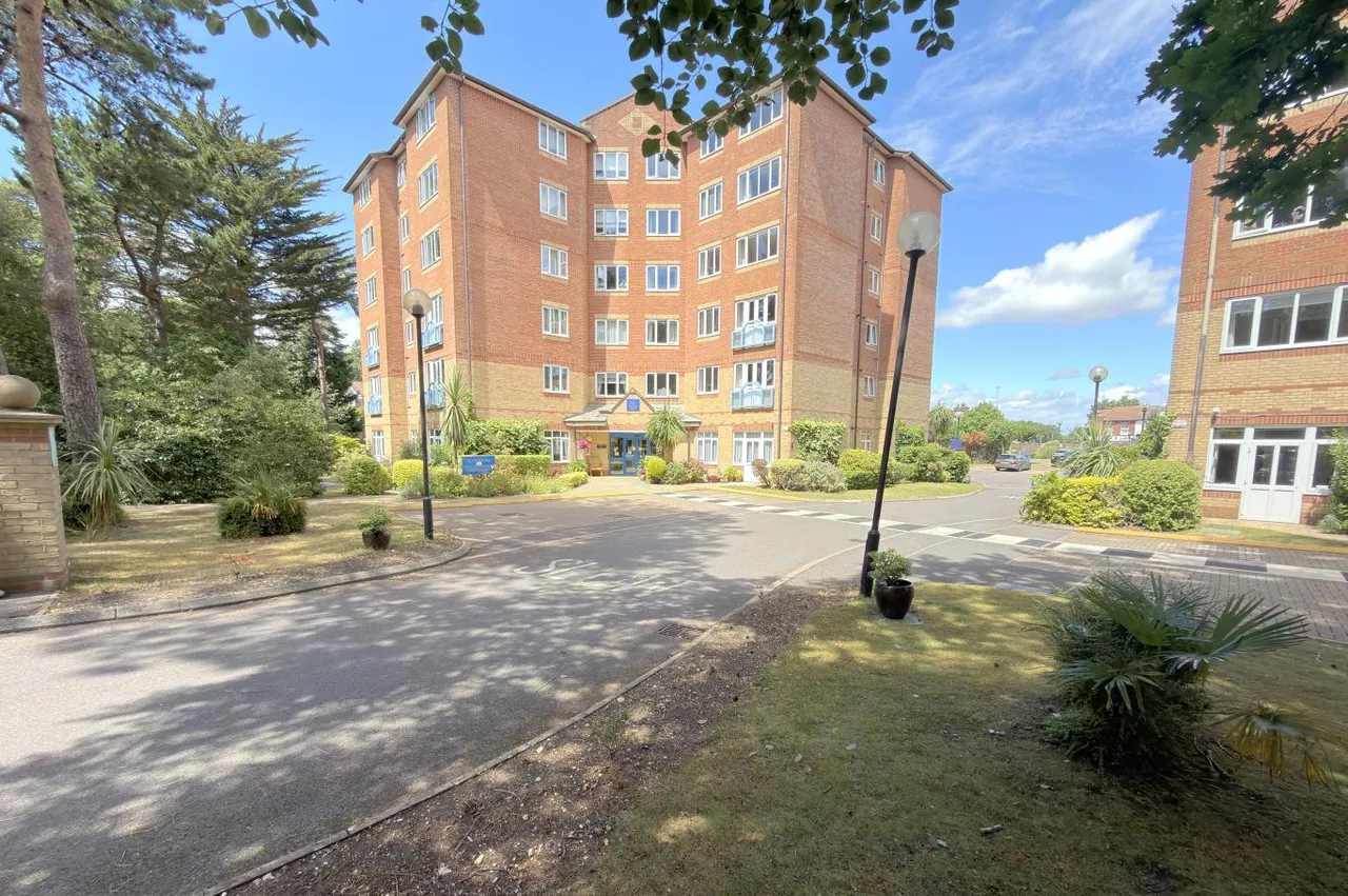 Melton Court, BH13, photo 10