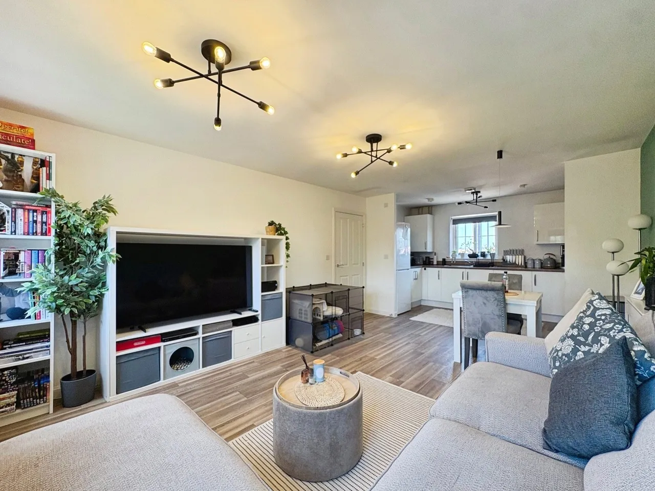 2 bed flat for sale, Charteris Close, Wellesley, GU11