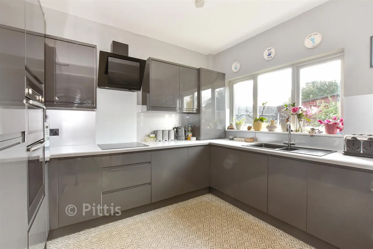 4 bed chalet for sale, Victoria Road, Sandown, PO36