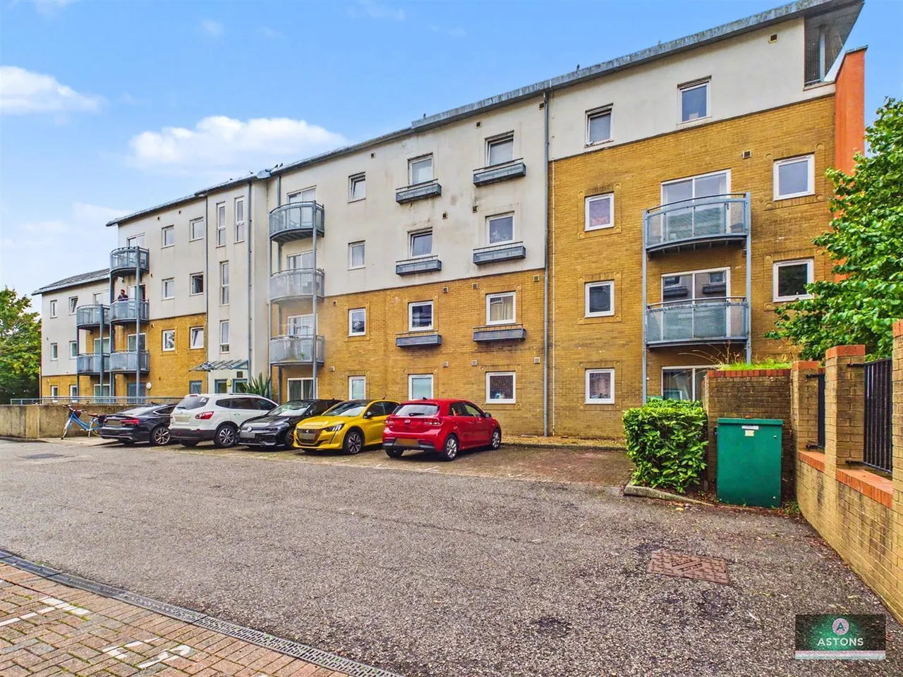 2 bed flat for sale, Trafalgar Gardens, Three Bridges