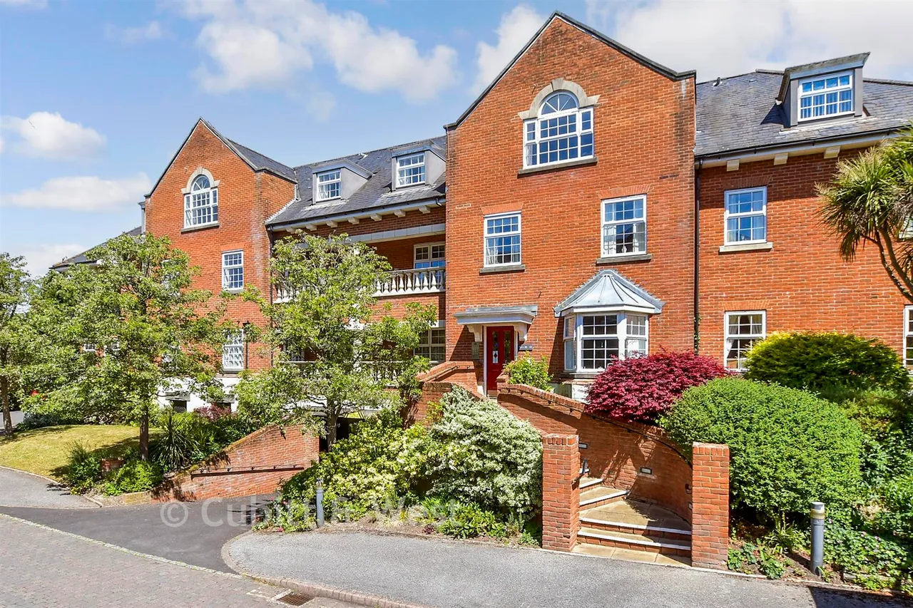 2 bed flat for sale, Potters Place, Horsham, RH12