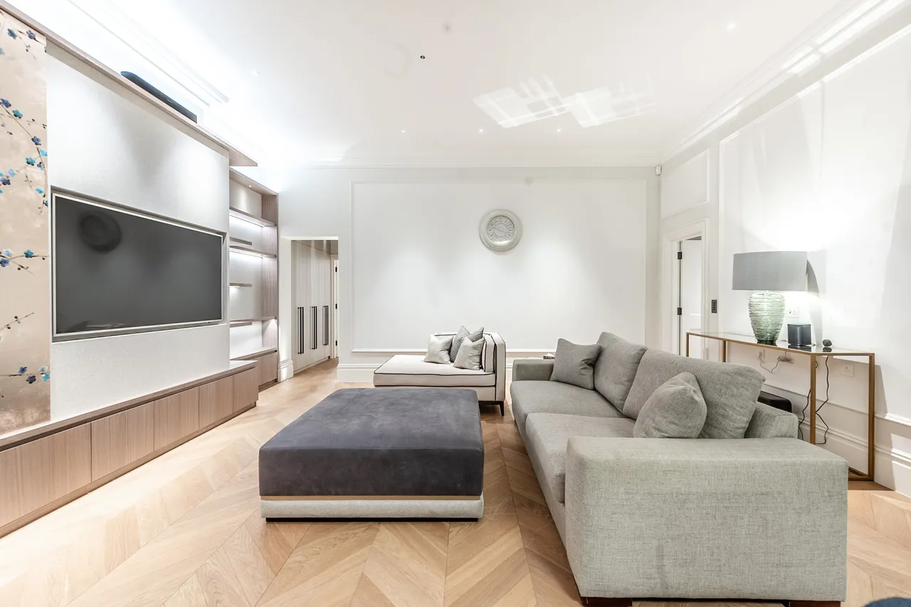 2 bed flat to rent — 36B Queens Gate, London