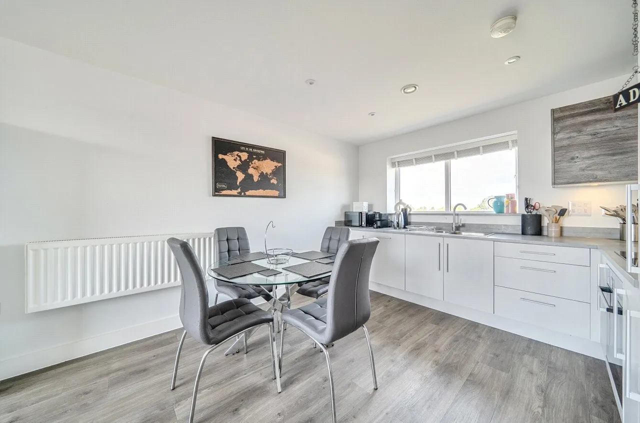 Aspect Place, Hersham, KT12, photo 3