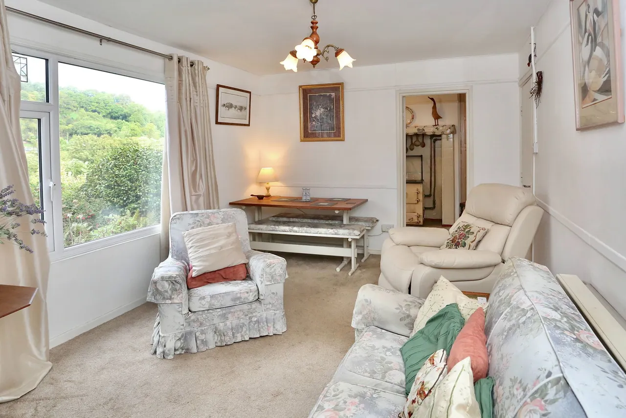 Park Crescent, Clydach, NP7, photo 4