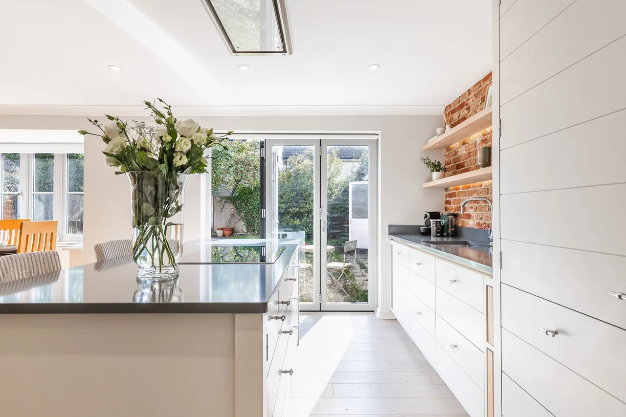 Beautifully Renovated Family Home in, photo 2