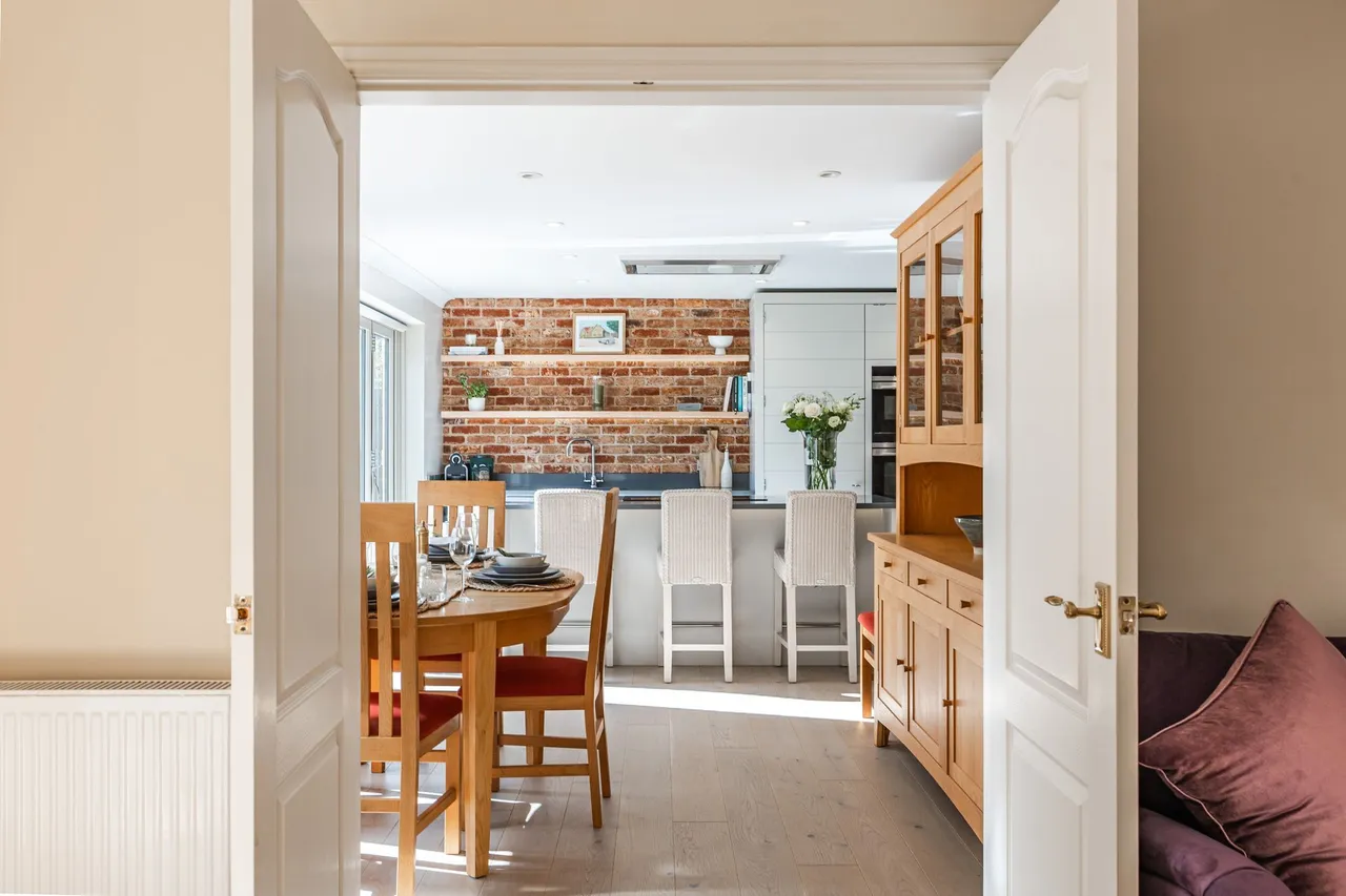 Beautifully Renovated Family Home in, photo 8