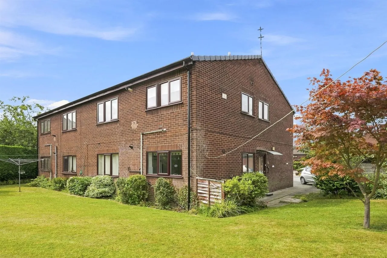 2 bed flat for sale — Riverbank Close, Bollington