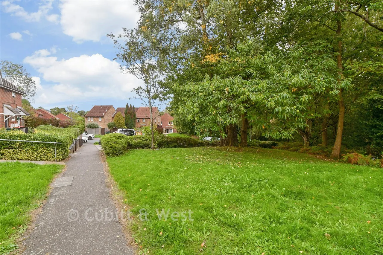 Ramblers Way, Crawley, RH11, photo 10