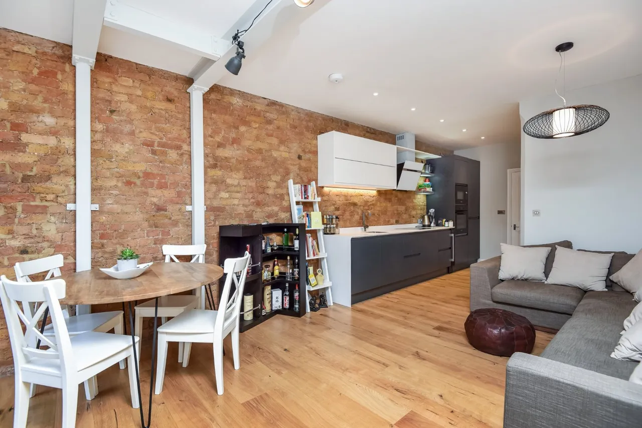 2 bed flat for sale — Ravenstone Street, Balham, London, SW12