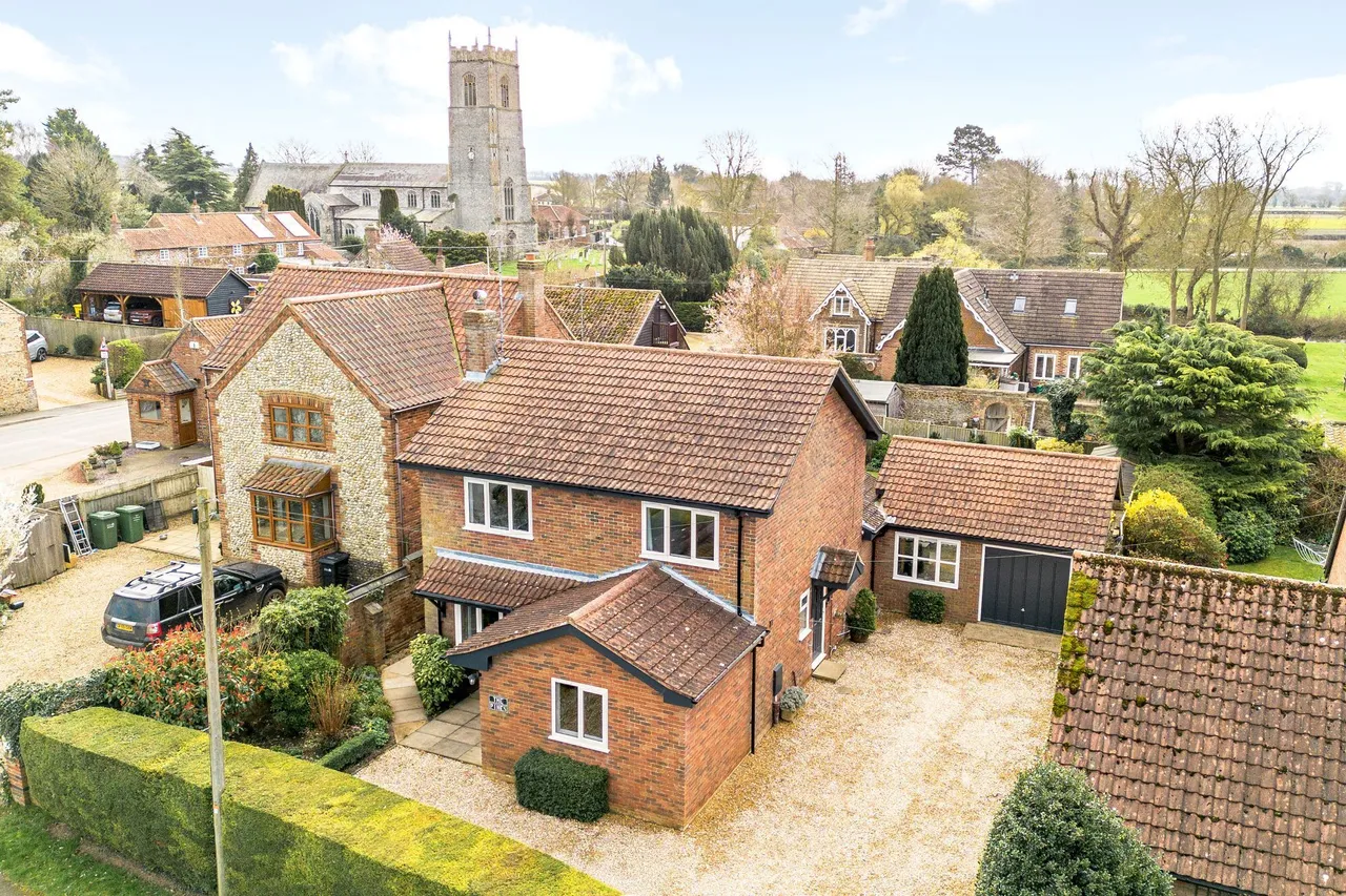 4 bed property for sale, Four Bedroom Detached Home in Grimston