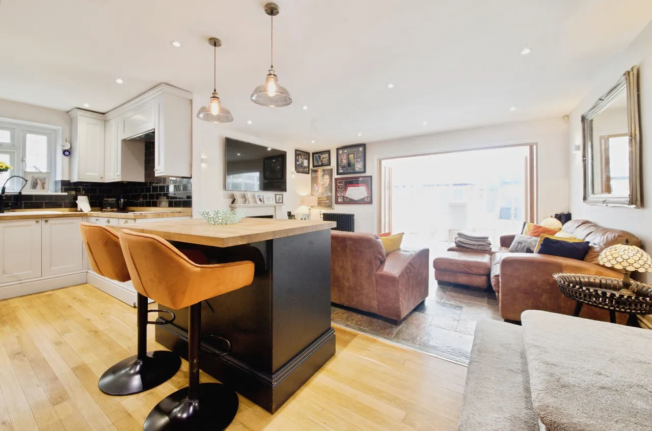4 bed house for sale, Hillview Avenue, Hornchurch, RM11