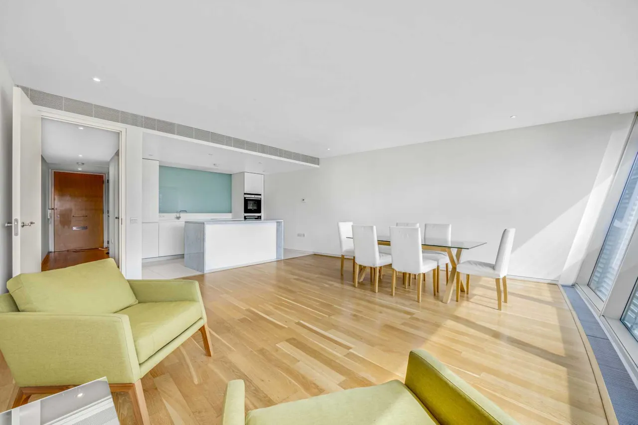 2 bed flat for sale — Albion Riverside, Battersea, SW11 4AW