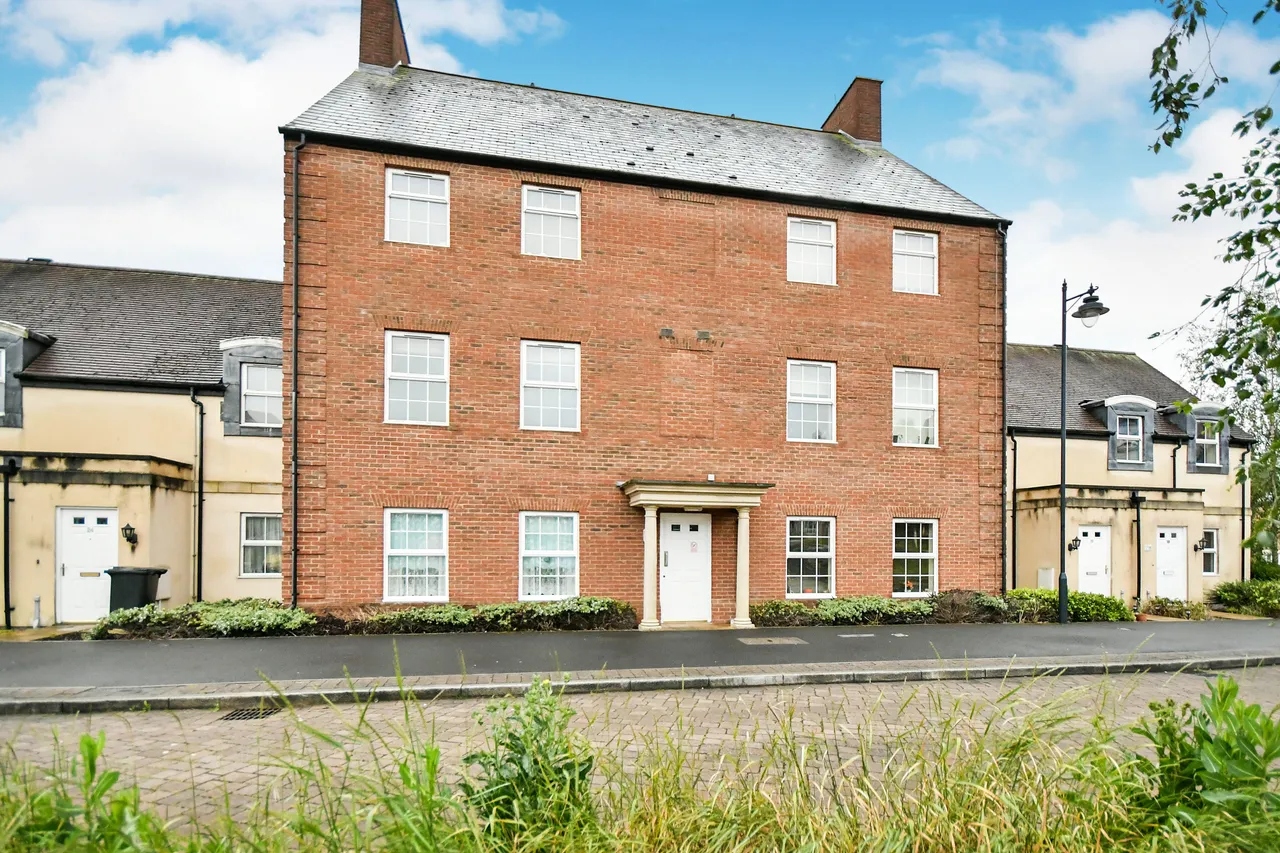 2 bed flat to rent — NORTH SWINDON