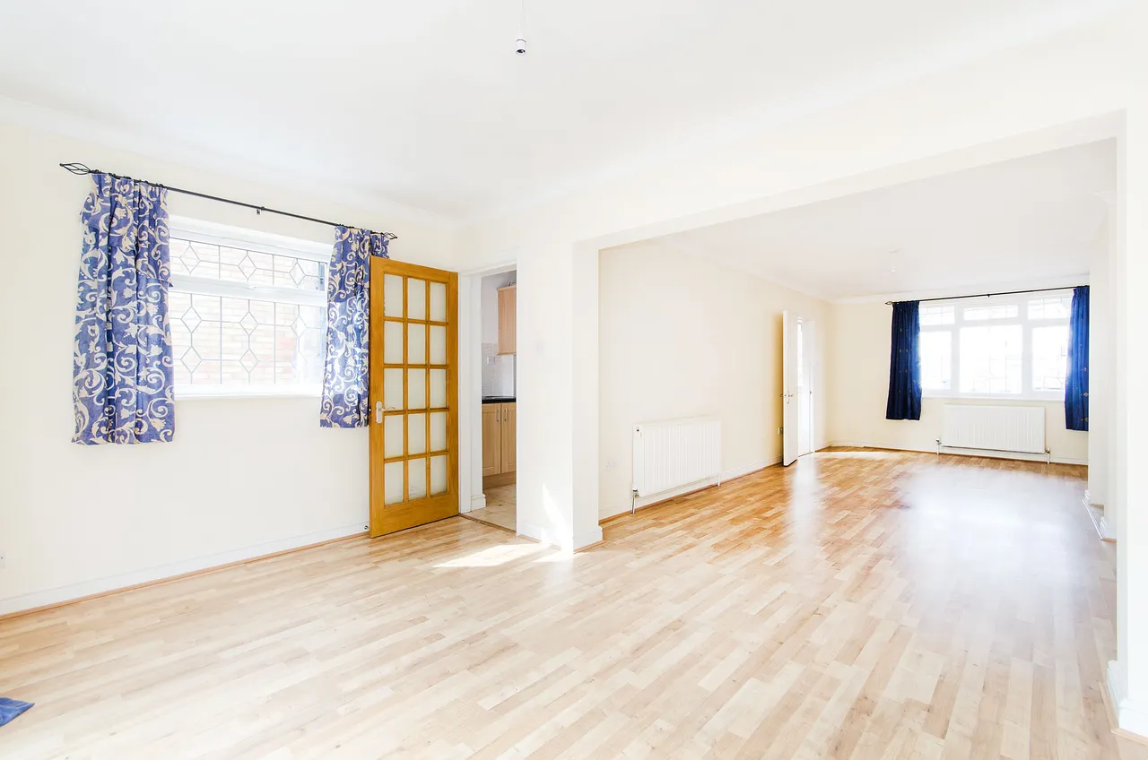 51 Holyrood Avenue, Harrow, photo 2