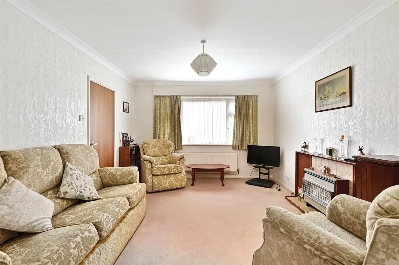 Lucas Close, Yateley, Hampshire, GU46 6JD, photo 2