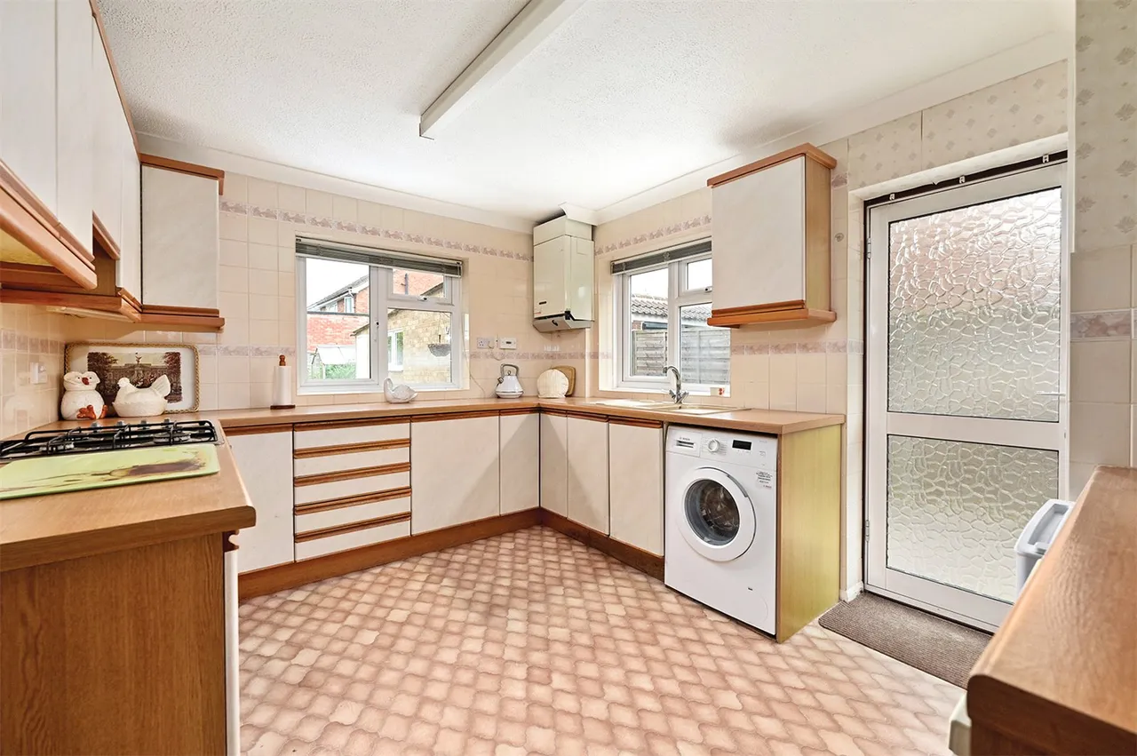 Lucas Close, Yateley, Hampshire, GU46 6JD, photo 5