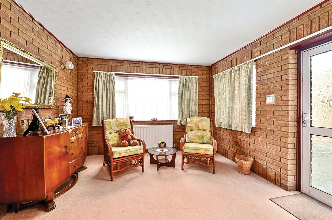 Lucas Close, Yateley, Hampshire, GU46 6JD, photo 3