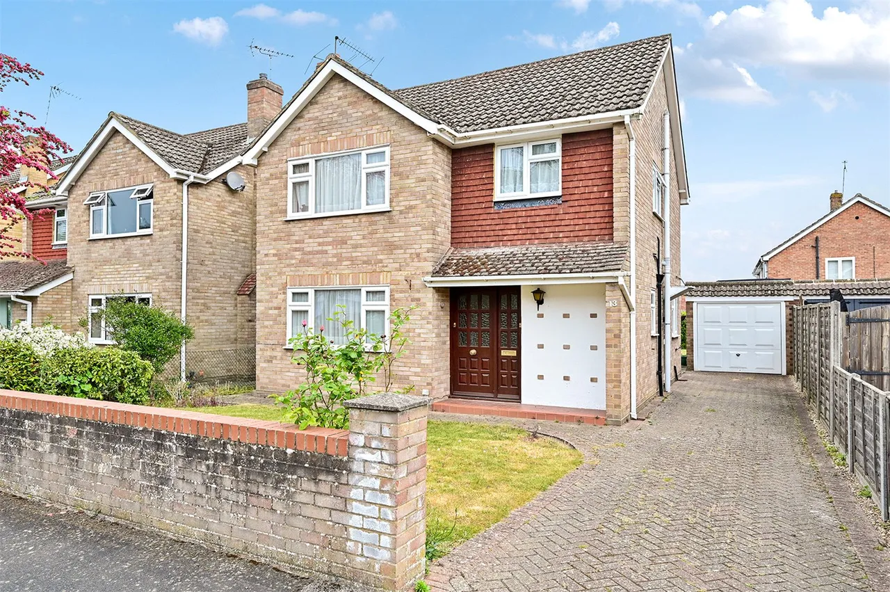 3 bed house for sale — Lucas Close, Yateley, Hampshire, GU46 6JD