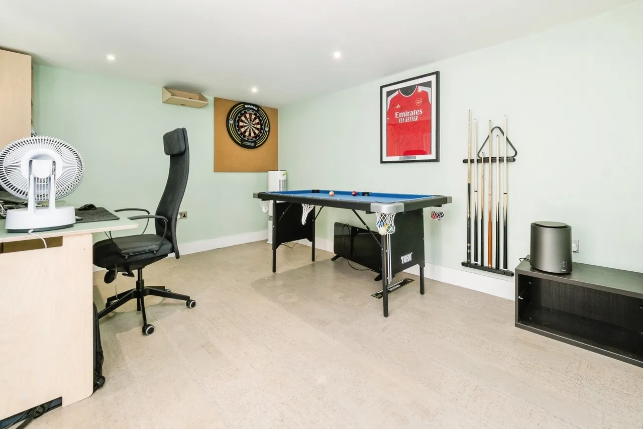 Henniker Gardens, London, E6, photo 20