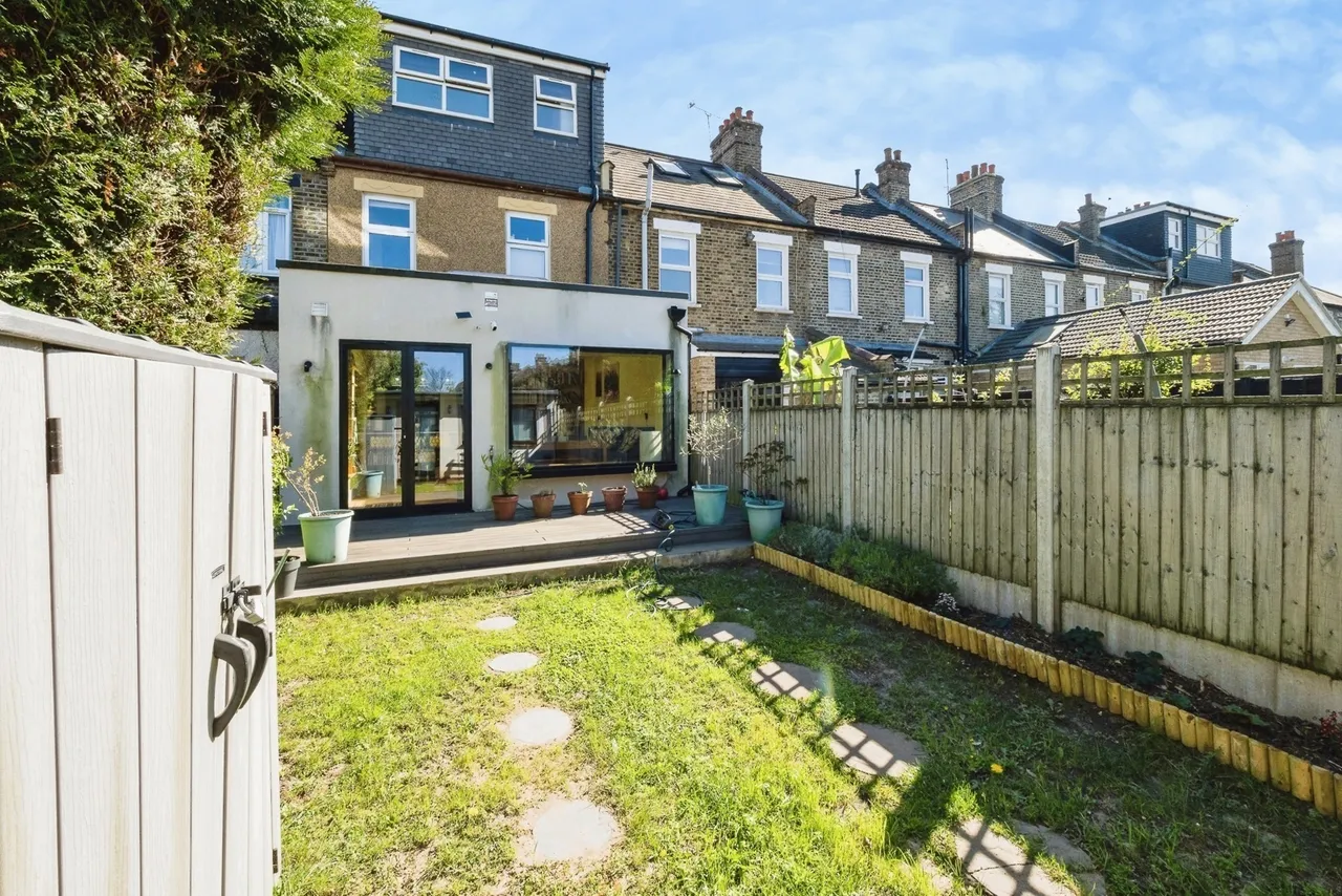 Henniker Gardens, London, E6, photo 19