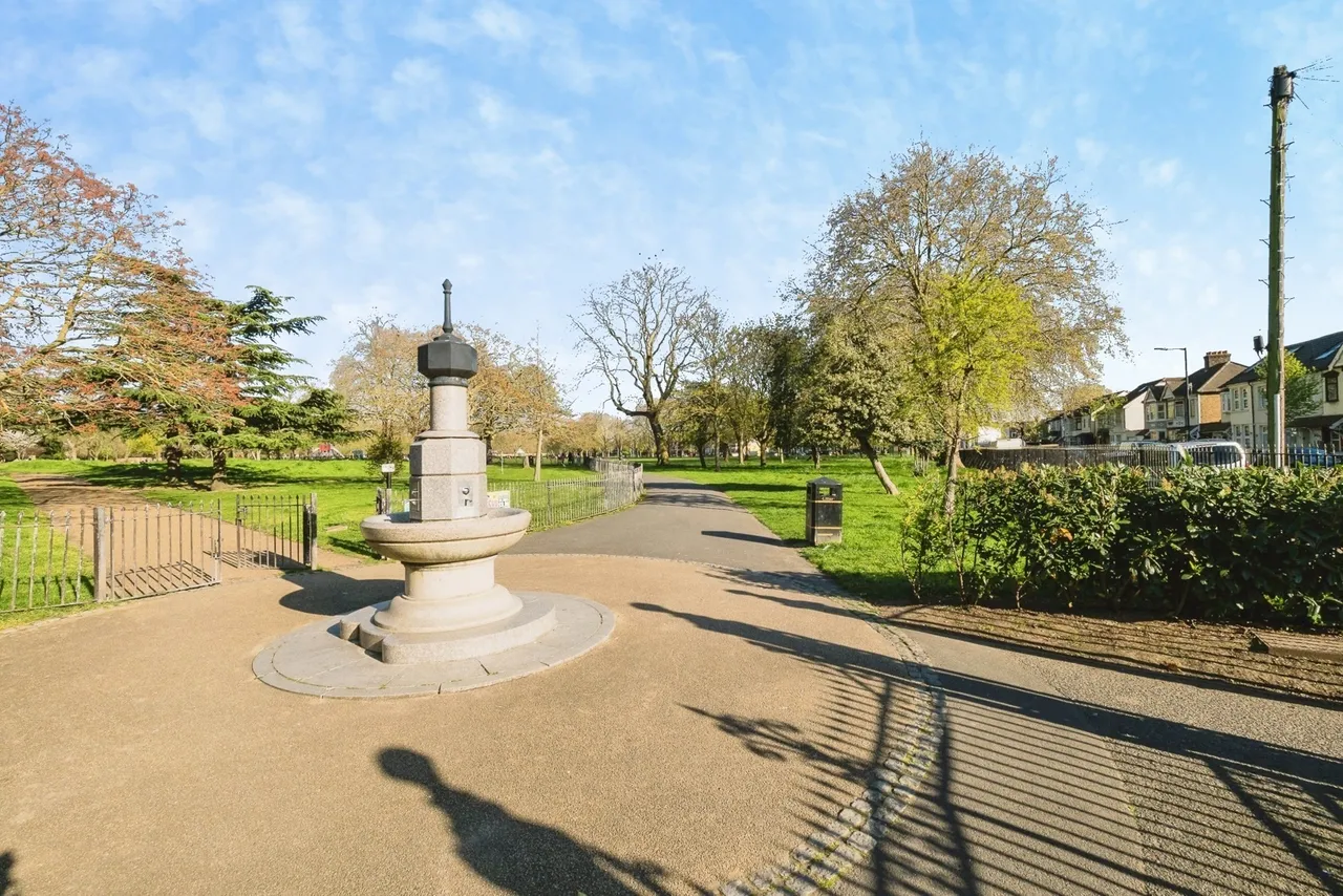 Henniker Gardens, London, E6, photo 23