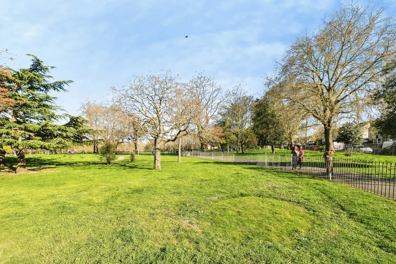 Henniker Gardens, London, E6, photo 24