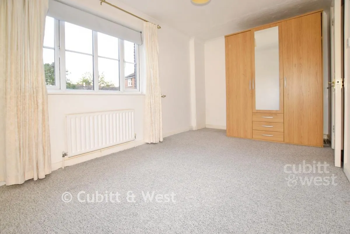Greenacres North Parade, RH12, photo 4