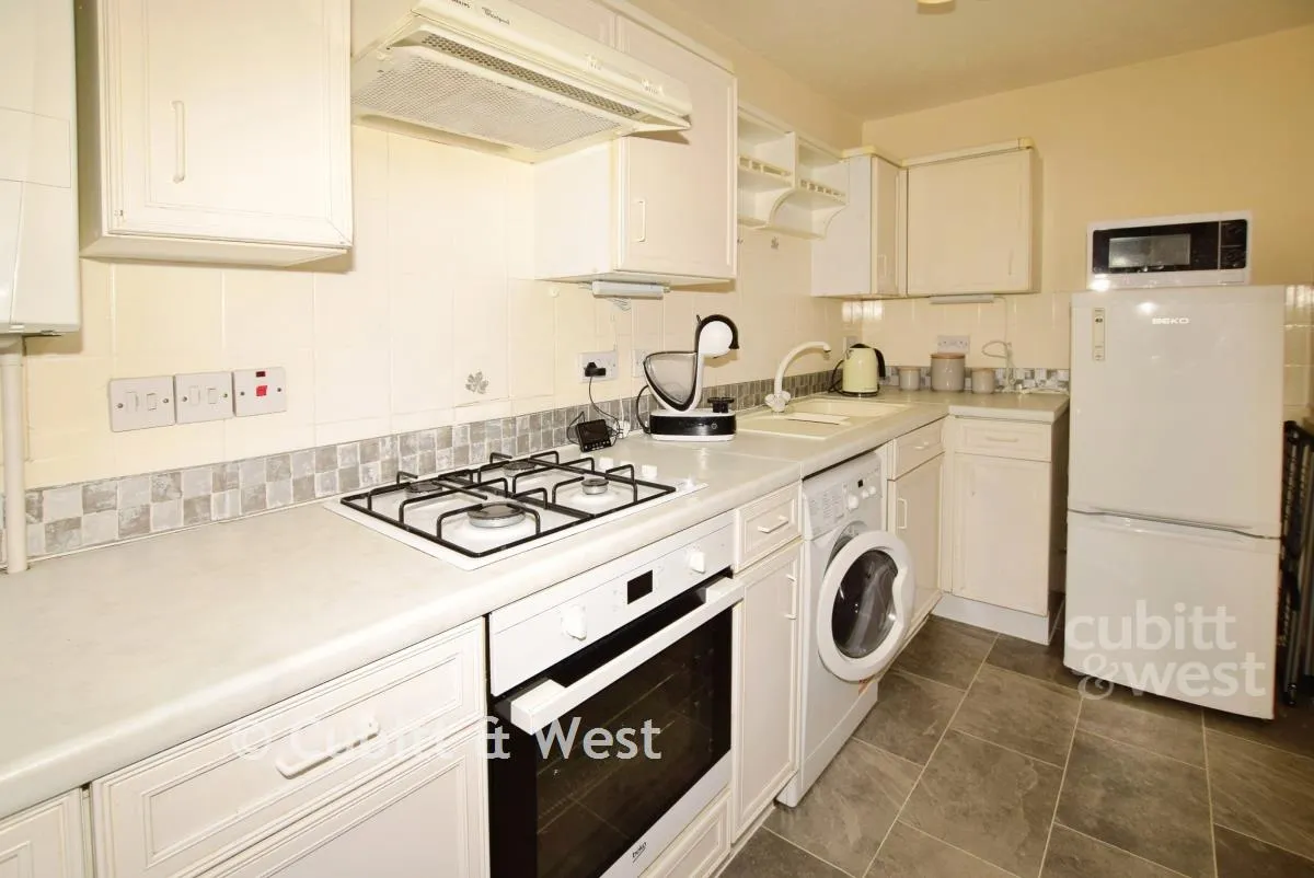Greenacres North Parade, RH12, photo 2