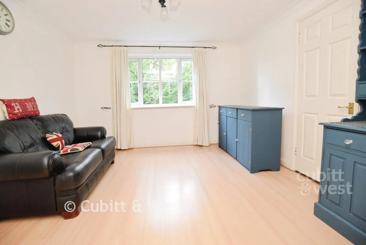 Greenacres North Parade, RH12, photo 3