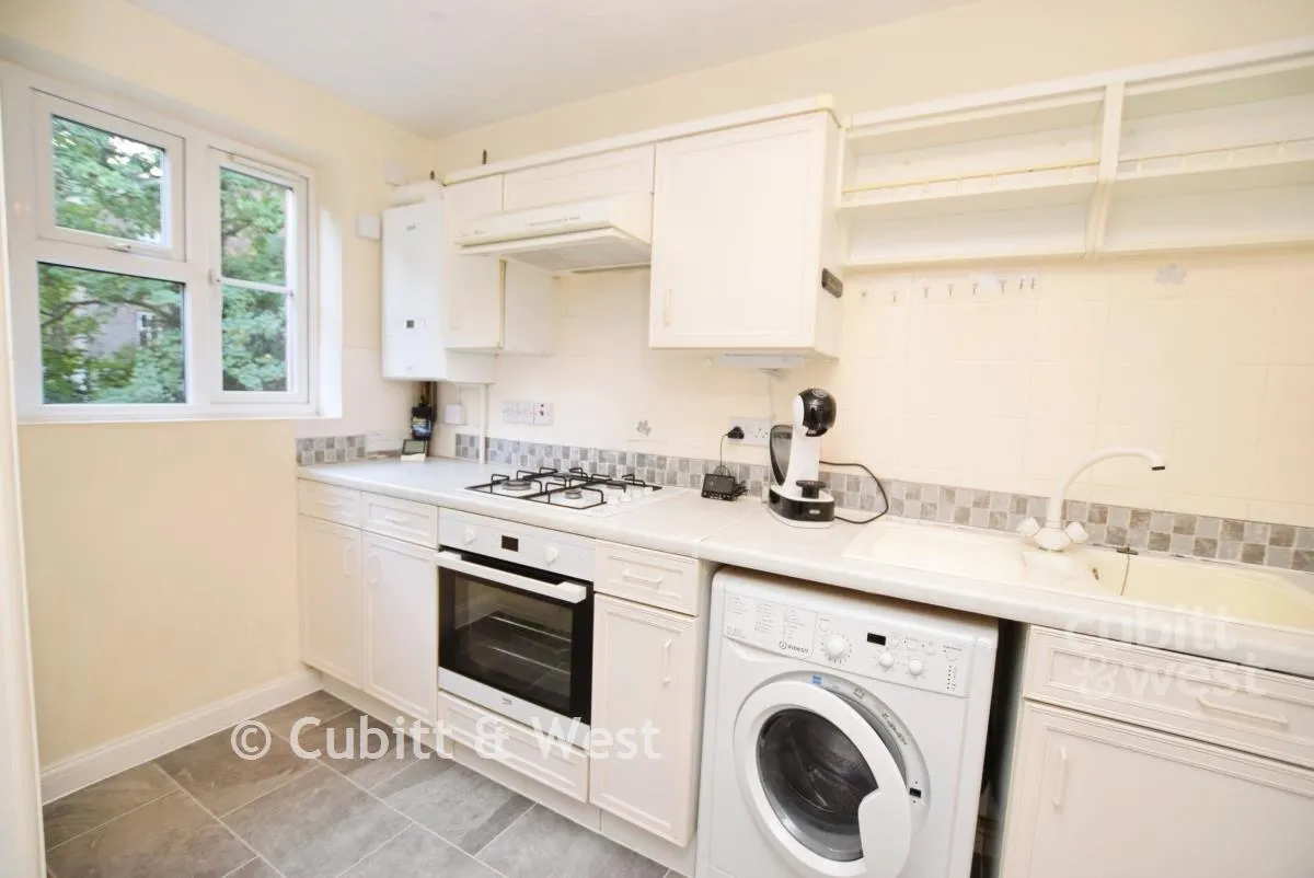 Greenacres North Parade, RH12, photo 6