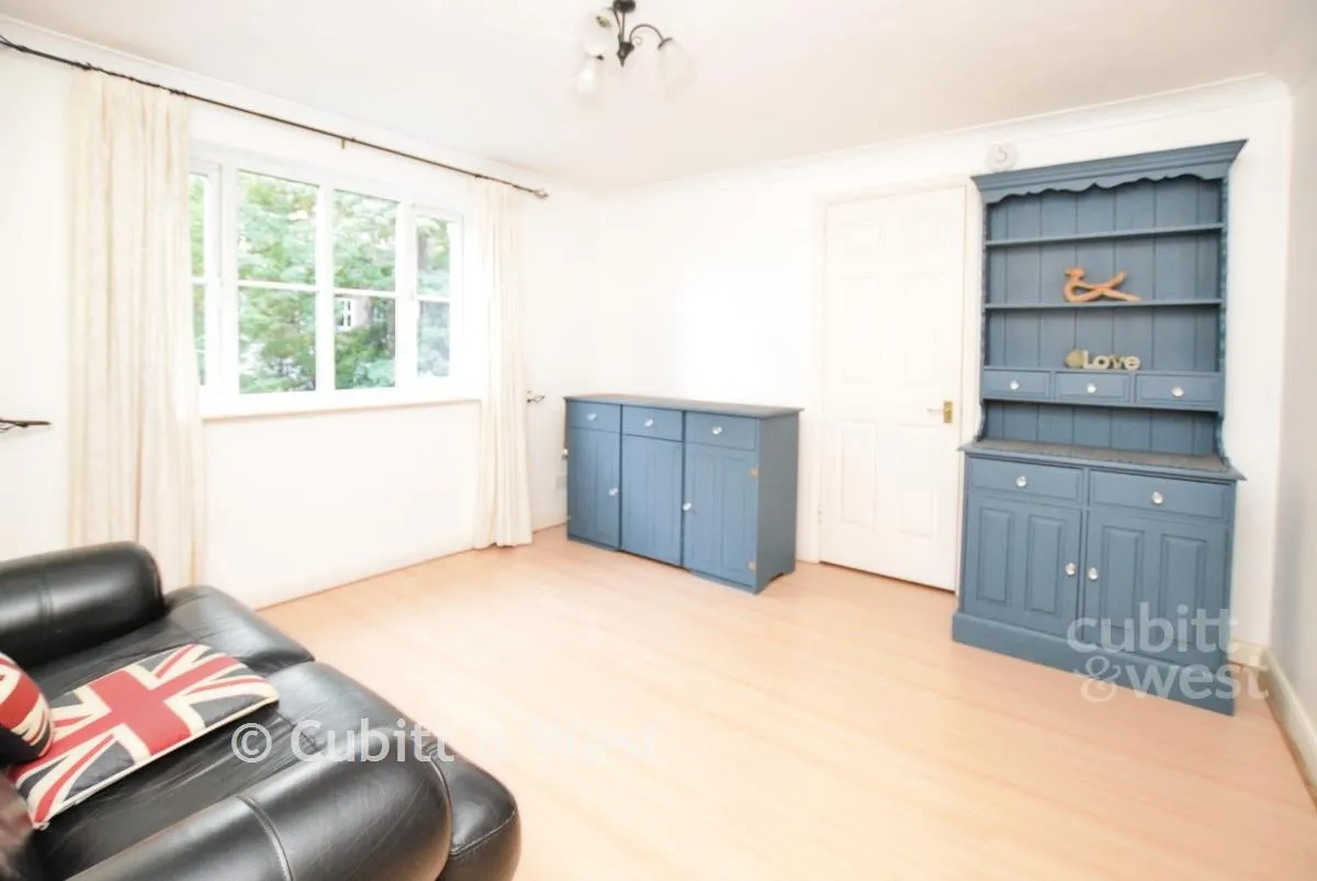 Greenacres North Parade, RH12, photo 5