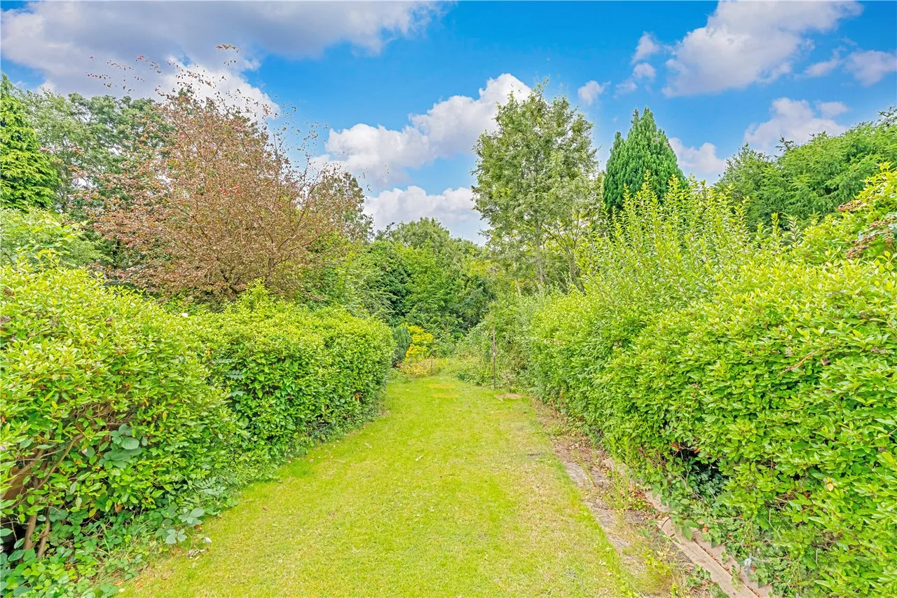 Uxbridge Road, Hampton Hill, TW12 1AU, photo 9