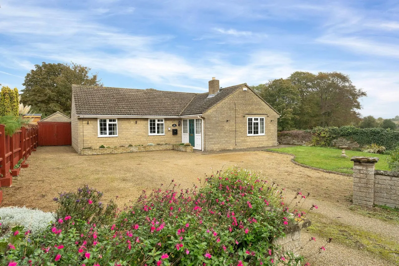 3 bed house for sale, Bourne Road, Essendine, PE9