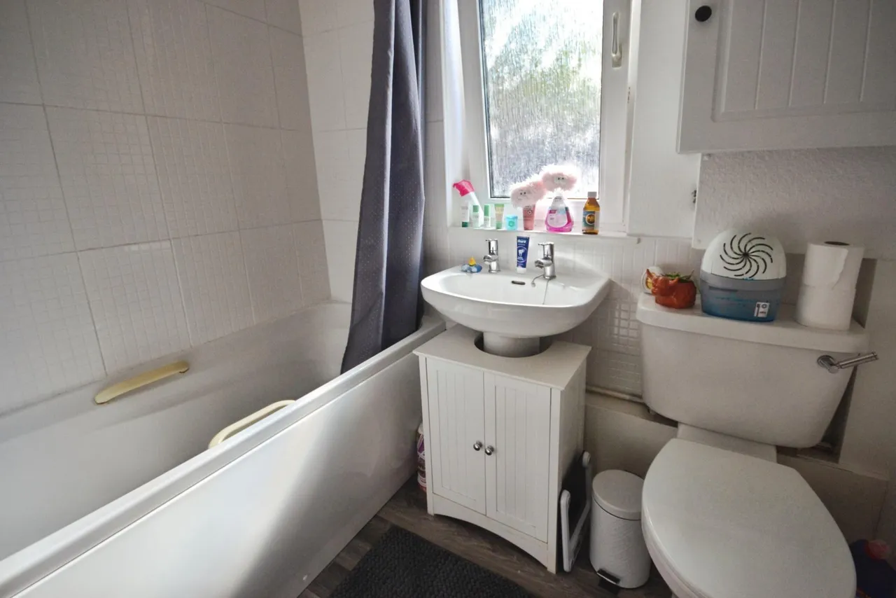 Swallowtail Road, Horsham, RH12, photo 6