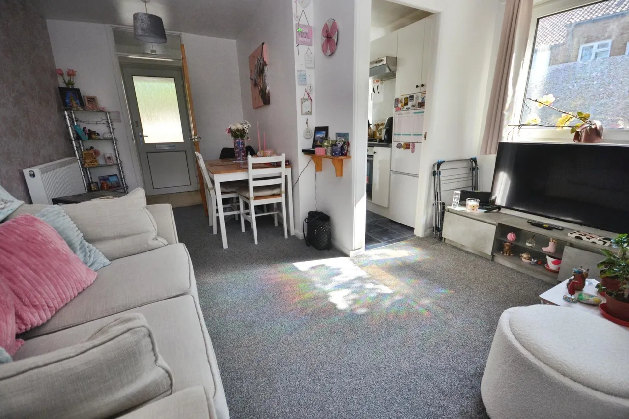 Swallowtail Road, Horsham, RH12, photo 4