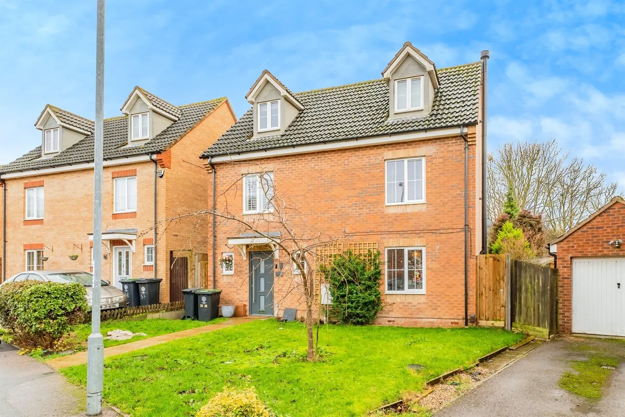 5 bed house for sale — Maye Dicks Road, Rushden