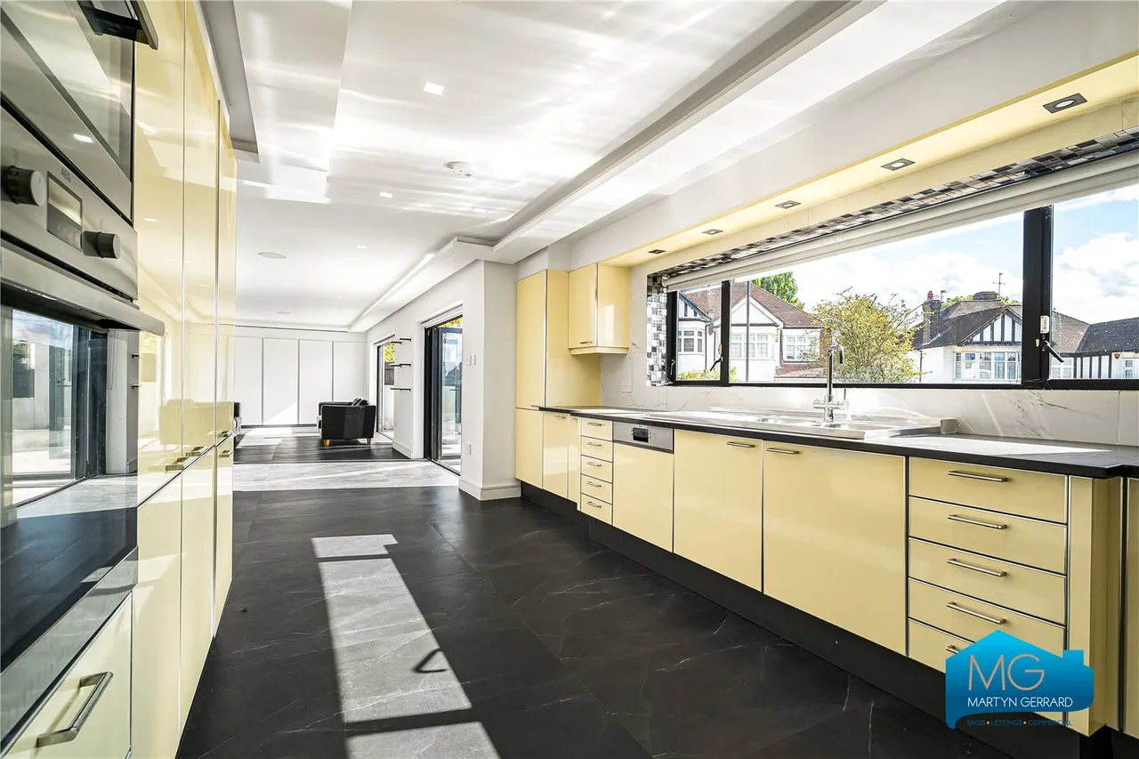 Forestdale, London, N14, photo 2