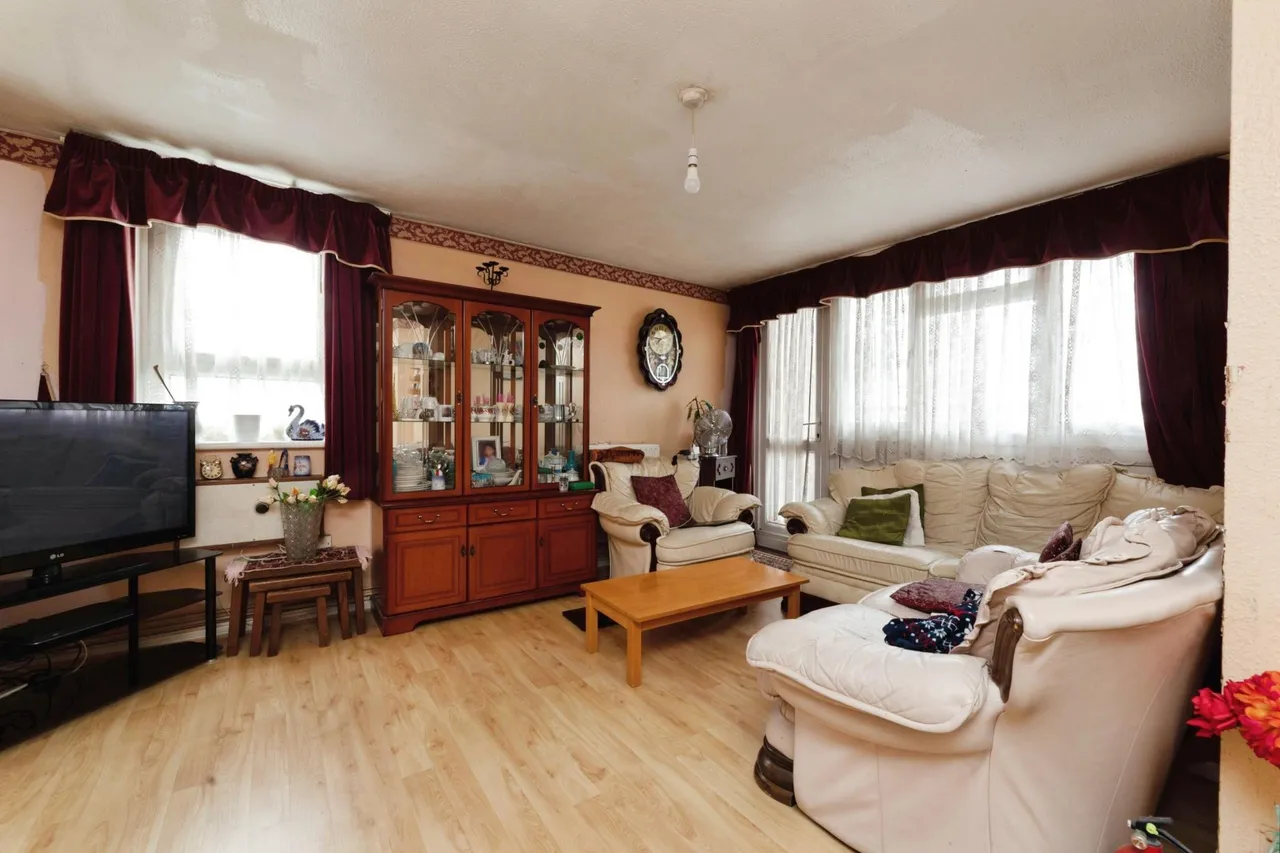 2 bed flat for sale, Grantham Road, London, E12