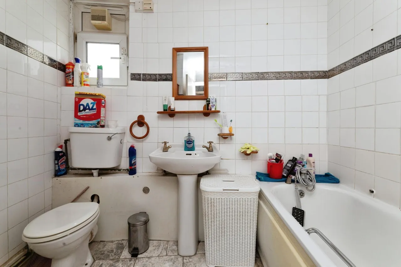 Grantham Road, London, E12, photo 14
