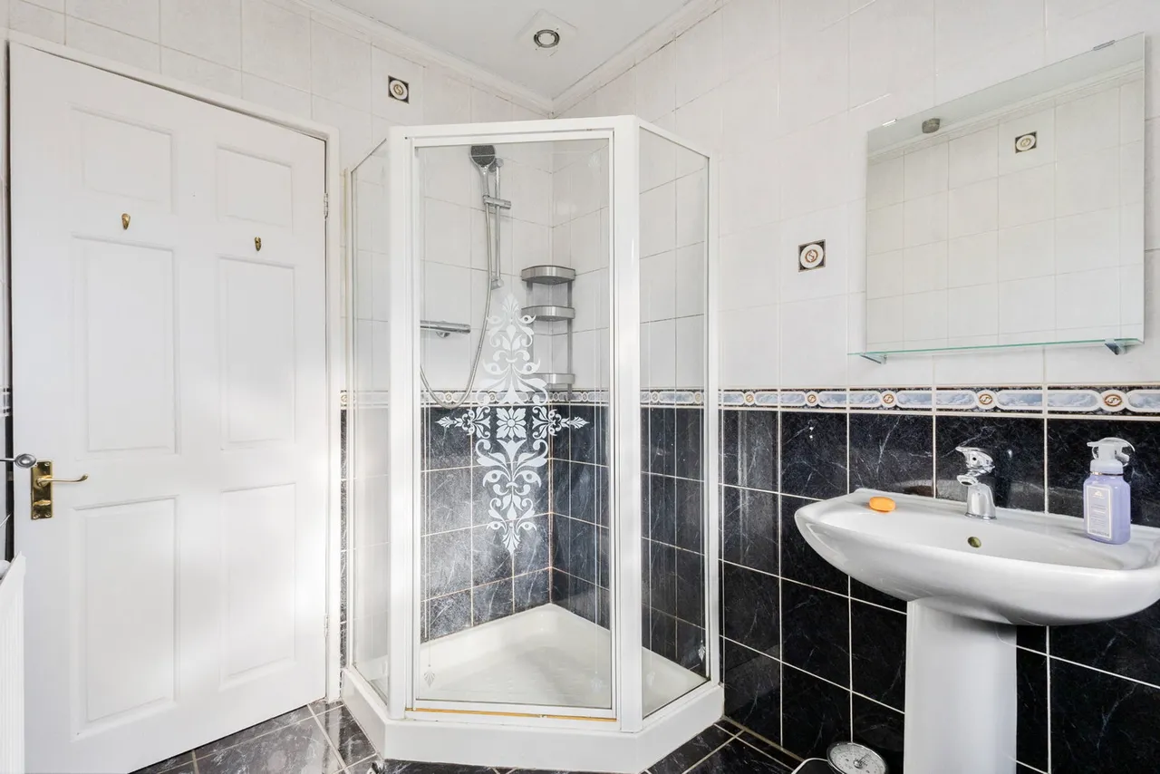 Selby Road, Garforth, photo 15