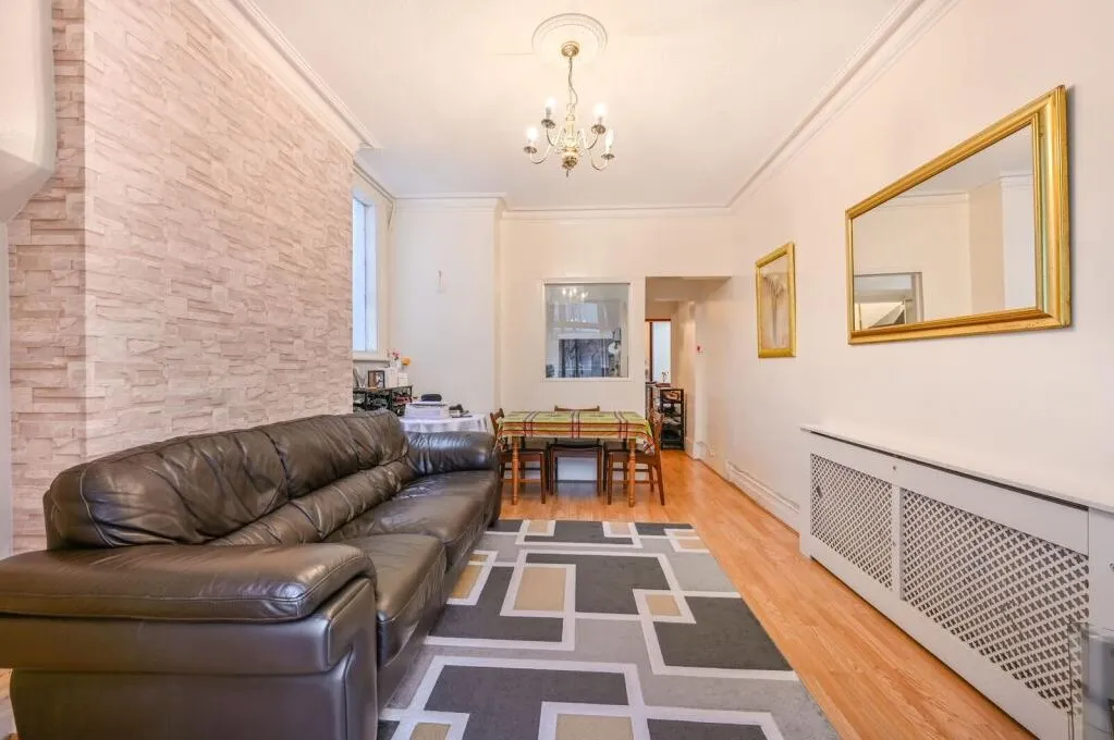 2 bed flat for sale — Linacre Road, London