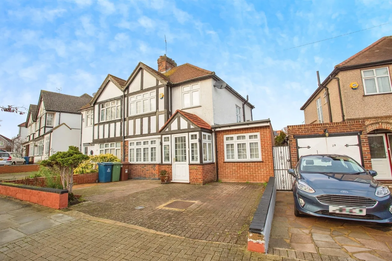 4 bed house for sale — Park Crescent, HARROW