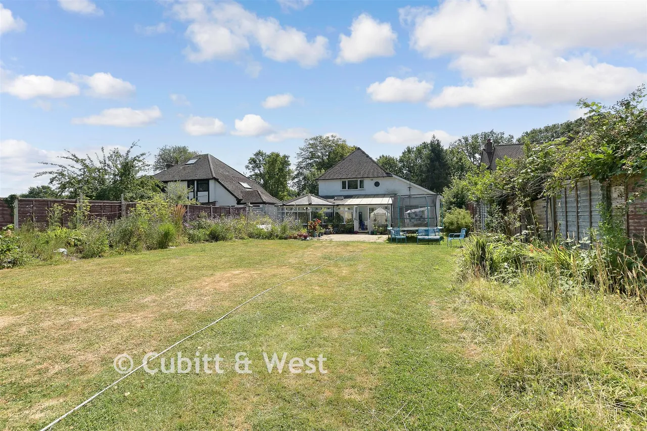 Smallfield Road, Horley, RH6, photo 2