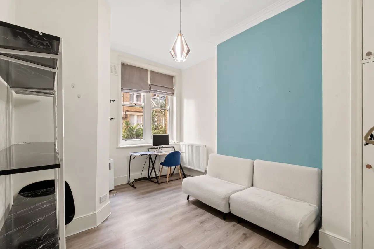 Hammersmith Road, London, W14, photo 5