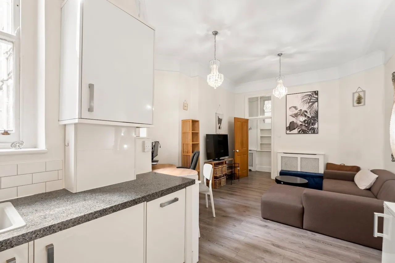 Hammersmith Road, London, W14, photo 4
