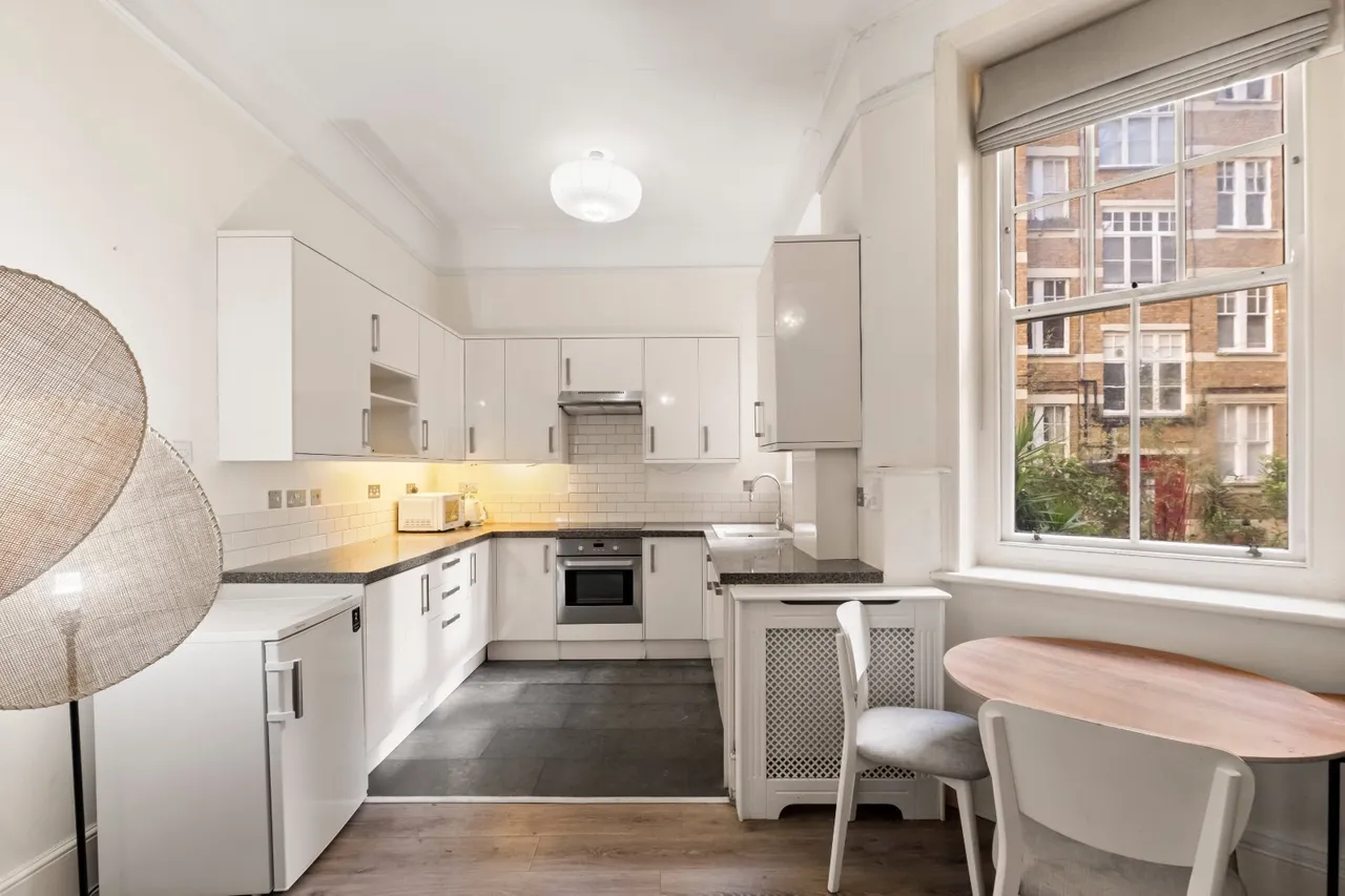 Hammersmith Road, London, W14, photo 3