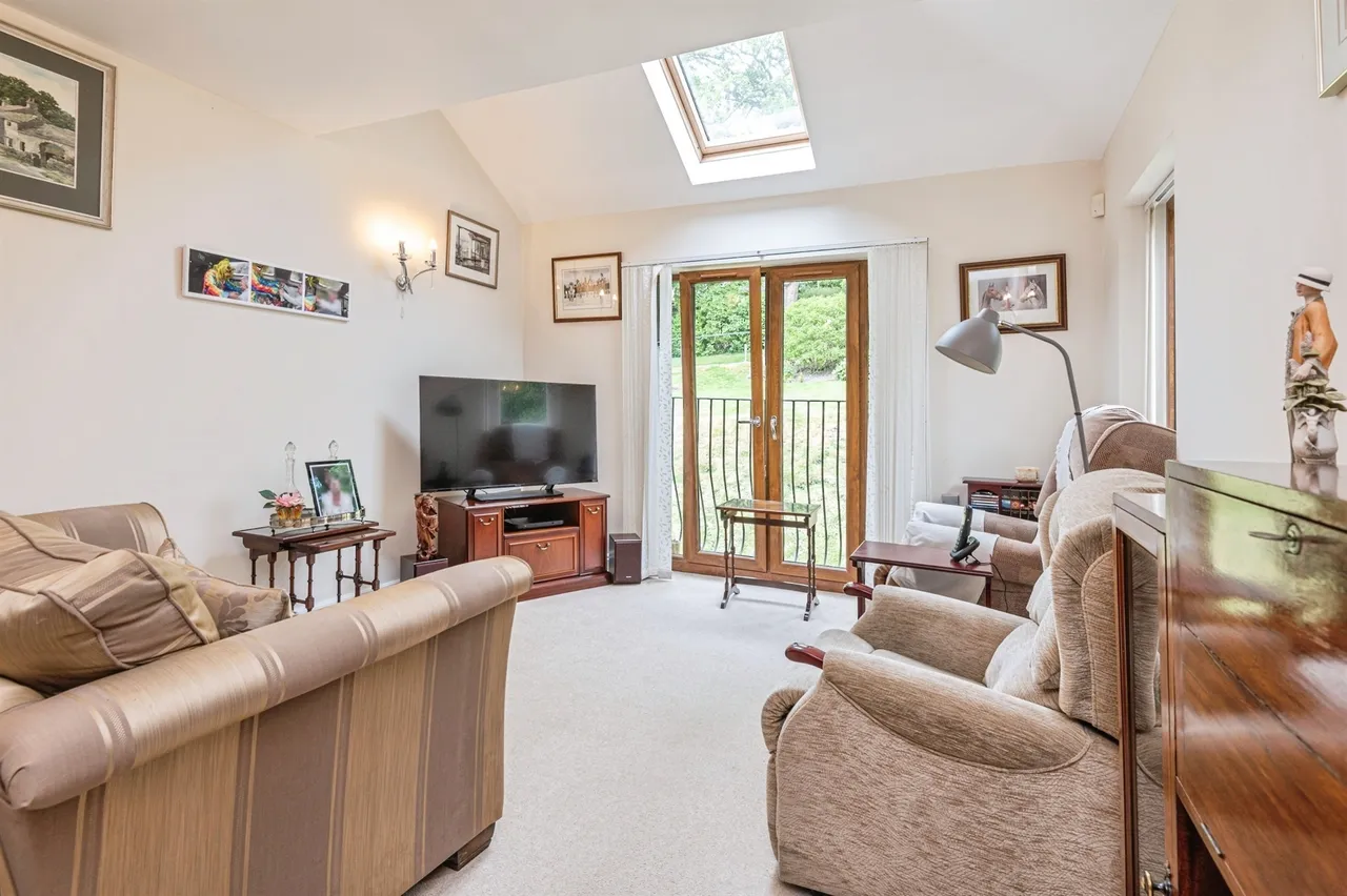 2 bed flat for sale — Huddersfield Road, Thongsbridge, Holmfirth
